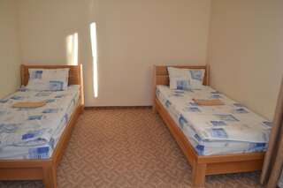 Отель Tonal Мукачево Двухместный номер эконом-класса с 2 отдельными кроватями-4